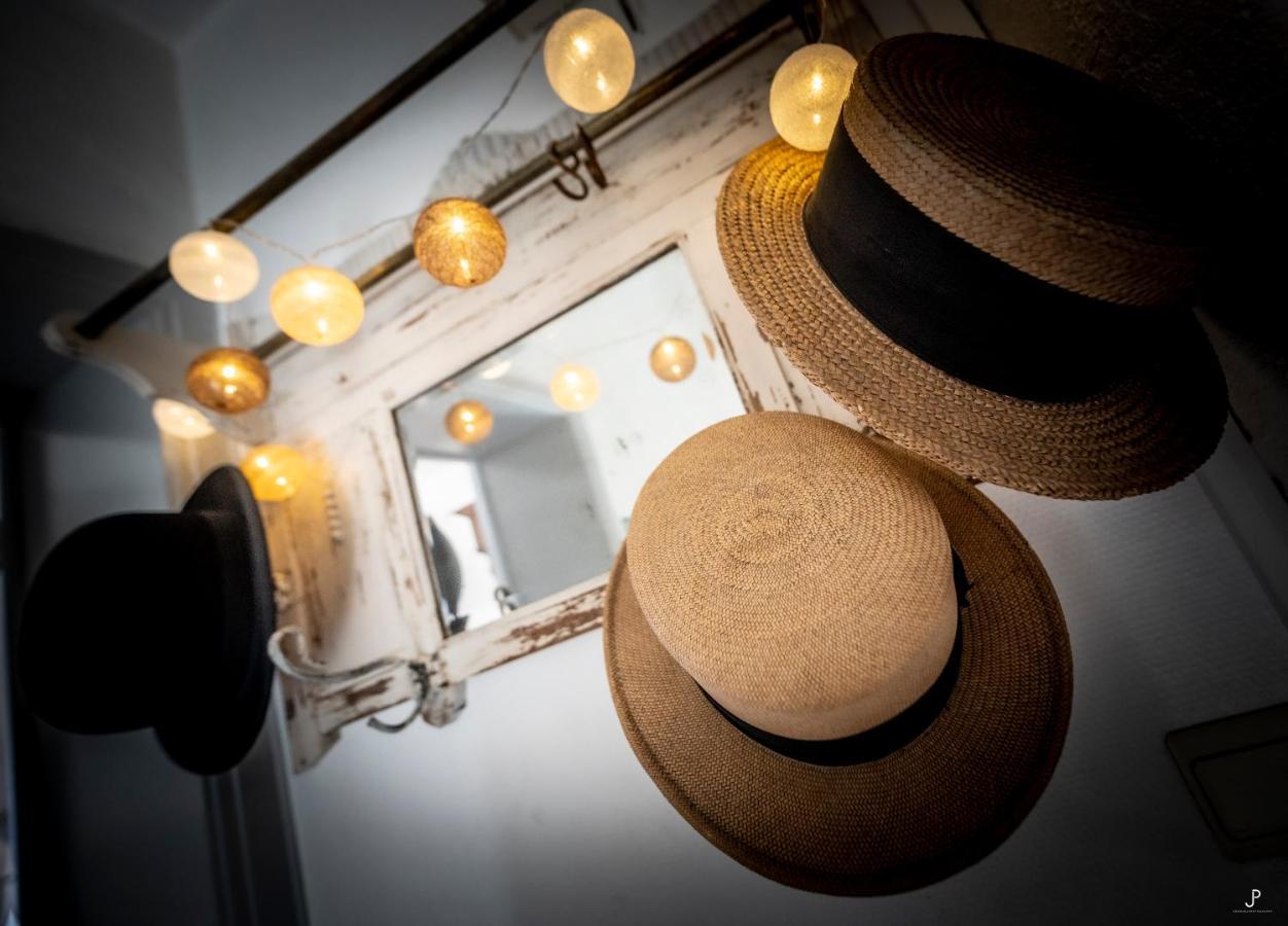 Les 3 Chapeaux Dinant 6P Les Canotiers 4P Avec Terrasse Le Melon 2P Sans Terrasse Экстерьер фото